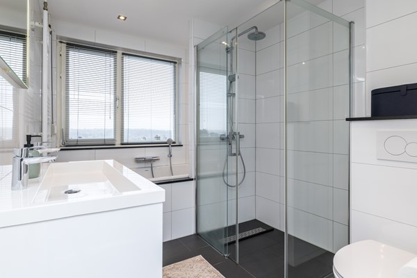 Foto - Te koop: Instapklare gemoderniseerde geschakelde 2 onder 1 kap woning in Simpelveld